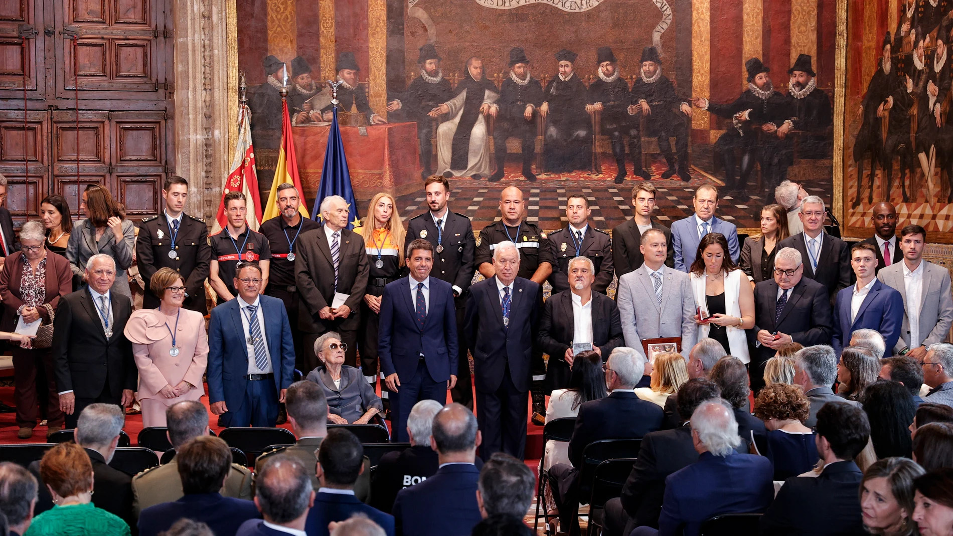 VALENCIA, 09/10/2024.- La Generalitat celebra el 9 d'Octubre con un acto institucional en el que distingue a la historiadora Amparo Cabanes, a los servicios de emergencias del incendio de Campanar y al conserje del edificio, al exministro José Manuel García Margallo y al pastelero Paco Torreblanca, entre otros. La ministra de Ciencia, Innovación y Universidades, Diana Morant, asiste al acto. En la imagen, los premiados junto a Mazón al finalizar el acto. EFE/Manuel Bruque