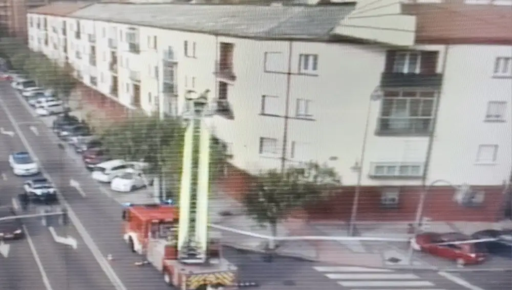 Bomberos actuando en el edificio