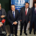 El presidente del Consejo de Cuentas, Mario Amilivia, y el vicerrector de Infraestructuras, Sostenibilidad y Transformación Digital de la Universidad de León, Ramón Ángel Fernández, inauguran la jornada acompañados por el presidente de la Diputación, Gerardo Álvarez y el delegado territorial, Eduardo Diego