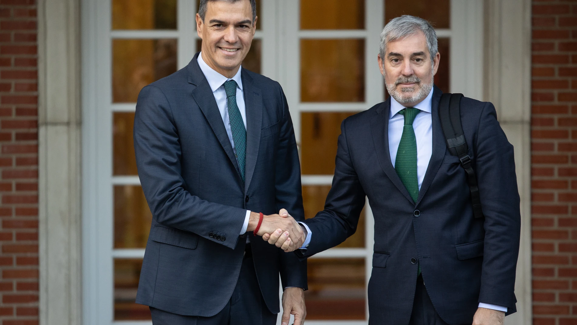 El presidente del Gobierno, Pedro Sánchez (i), durante su reunión con el presidente de Canarias, Fernando Clavijo (d), en el Complejo de La Moncloa, a 10 de octubre de 2024, en Madrid (España). El objetivo de la ronda de reuniones del presidente del Gobierno con los presidentes de las comunidades autónomas es reforzar y fortalecer la colaboración entre el Estado y los gobiernos autonómicos, potenciar el diálogo e impulsar el entendimiento institucional entre las distintas administraciones. Du...