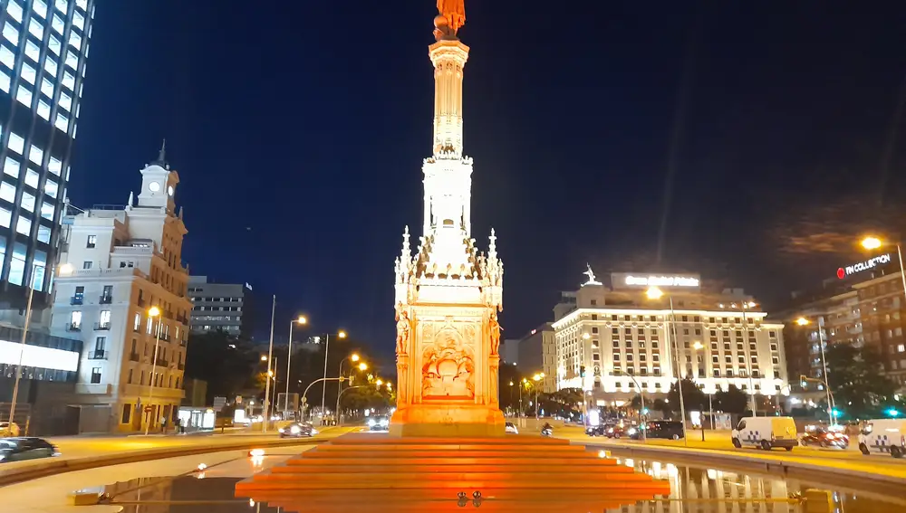 Aspecto nocturno actual de la fuente central de la plaza de Colón