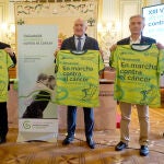 El alcalde, Jesús Julio Carnero, presenta la XIII ‘Valladolid En Marcha’, junto al presidente de la AECC en Valladolid, Artemio Domínguez, y el delegado institucional de Iberdrola en Castilla y León, Miguel Calvo