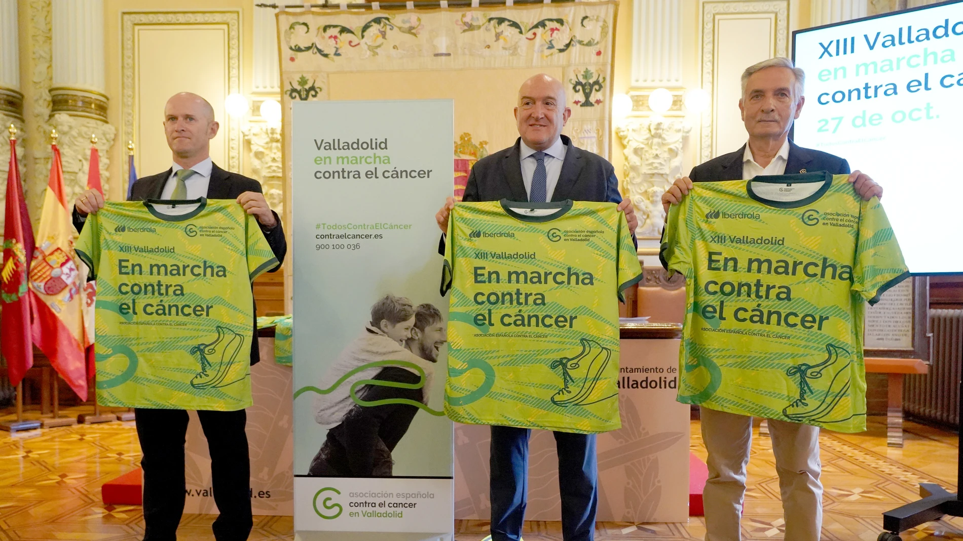 El alcalde, Jesús Julio Carnero, presenta la XIII ‘Valladolid En Marcha’, junto al presidente de la AECC en Valladolid, Artemio Domínguez, y el delegado institucional de Iberdrola en Castilla y León, Miguel Calvo