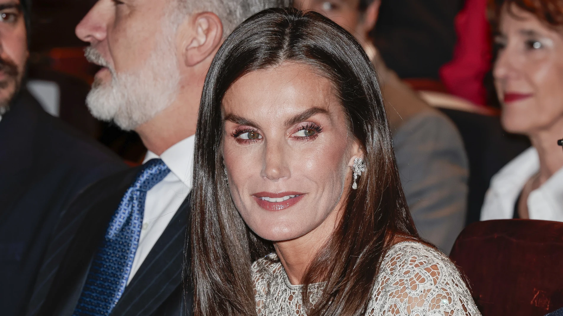 La Reina Letizia con un vestido midi