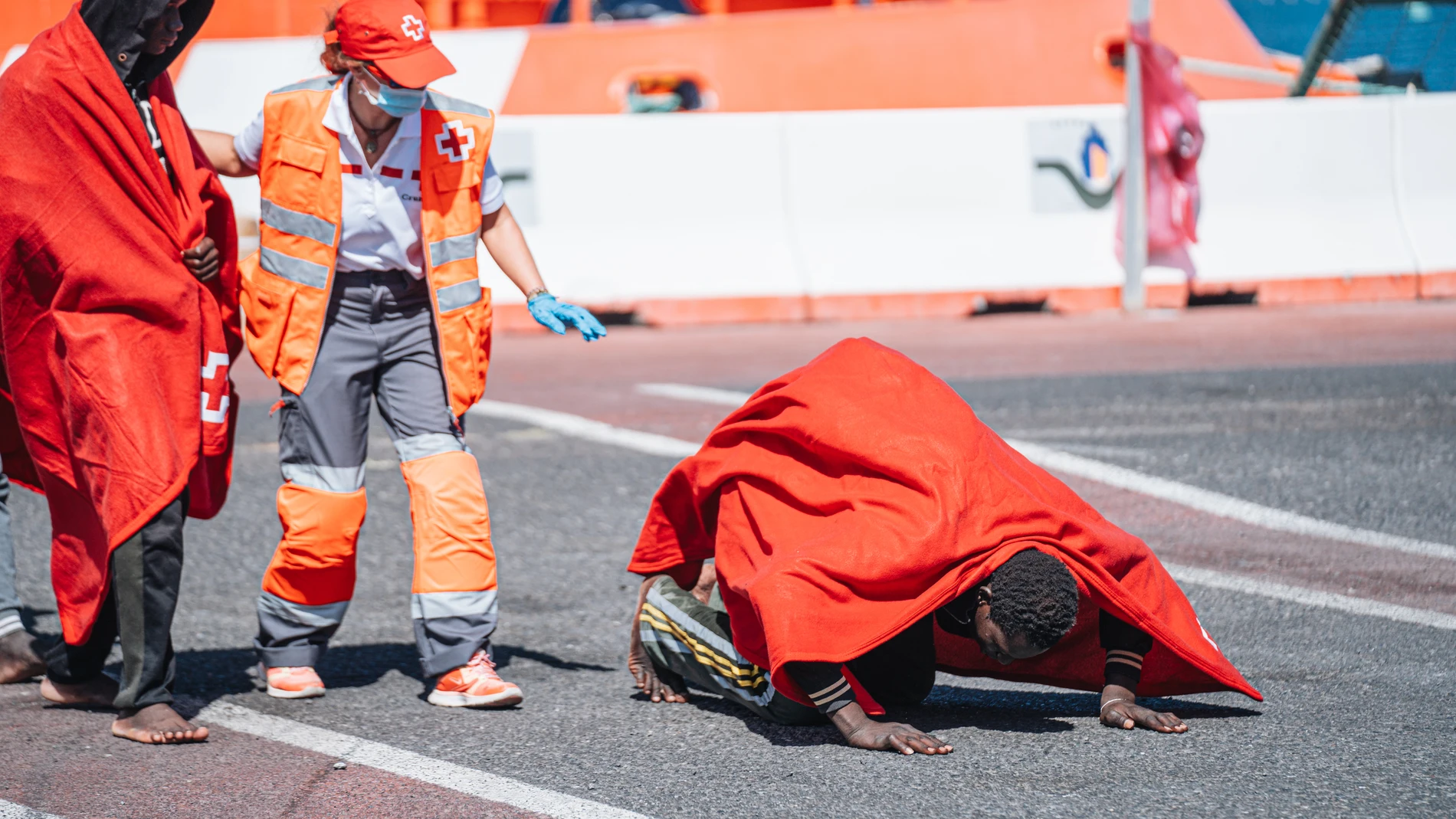 Llegada de una patera al puerto de San Sebastián de la Gomera, a 10 de octubre de 2024, en San Sebastián de la Gomera, Islas Canarias (España). Dos embarcaciones con unos 106 migrantes llegan a Canarias y son trasladados hasta el muelle de La Restinga, en El Hierro, y el puerto de San Sebastián de La Gomera.10 OCTUBRE 2024;PATERA;SAN SEBASTIÁN DE LA GOMERA;CANARIASFran Villalba / Europa Press10/10/2024