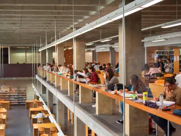 Estudiantes en la Biblioteca de la Universidad de Salamanca Estudiantes en la Biblioteca de la Universidad de Salamanca