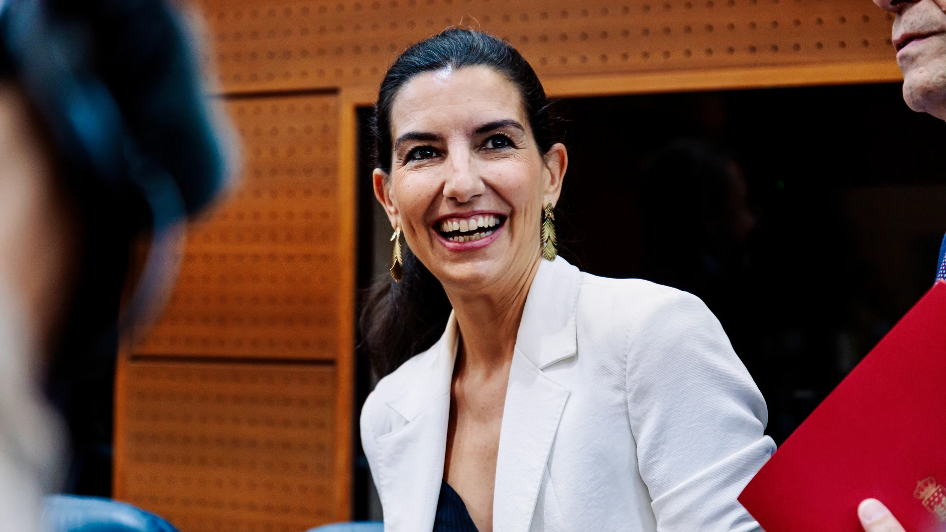 La portavoz de VOX Madrid en la Asamblea, Rocío Monasterio, durante un pleno en la Asamblea de Madrid, a 10 de octubre de 2024, en Madrid (España). La vivienda y la financiación autonómica son dos de los temas principales del Pleno de la Asamblea de Madrid de hoy, que tendrá como telón de fondo el anuncio del PP el lunes de que llamará a la mujer del presidente, Begoña Gómez, a la primera sesión de la comisión que busca dilucidar si hubo trato de favor con ella en la Universidad Complutense d...