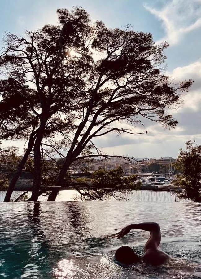Rafa Nadal se refresca en la piscina infinita de su casa