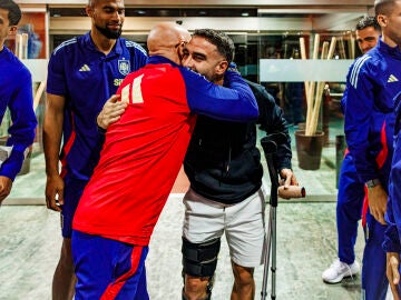 LAS ROZAS (COMUNIDAD DE MADRID), 10/10/2024.- El jugador espa&ntilde;ol Dani Carvajal (d) saluda al seleccionador Luis de la Fuente este jueves, durante la concentraci&oacute;n de la selecci&oacute;n espa&ntilde;ola en la Ciudad del F&uacute;tbol en Las Rozas (Comunidad de Madrid). EFE/ Pablo Garc&iacute;a RFEF SOLO USO EDITORIAL SOLO DISPONIBLE PARA ILUSTRAR LA NOTICIA QUE ACOMPA&Ntilde;A (CR&Eacute;DITO OBLIGATORIO) 