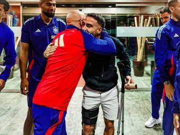 Le Normand, Carvajal y Rodrigo visitan a sus compañeros durante la concentración de la selección española LAS ROZAS (COMUNIDAD DE MADRID), 10/10/2024.- El jugador español Dani Carvajal (d) saluda al seleccionador Luis de la Fuente este jueves, durante la concentración de la selección española en la Ciudad del Fútbol en Las Rozas (Comunidad de Madrid). EFE/ Pablo García RFEF SOLO USO EDITORIAL SOLO DISPONIBLE PARA ILUSTRAR LA NOTICIA QUE ACOMPAÑA (CRÉDITO OBLIGATORIO)
