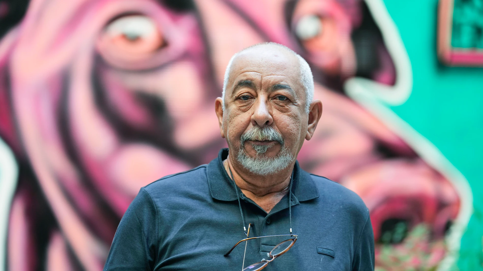 GRAFCAT9230. BARCELONA, 10/10/2024.- El escritor cubano Leonardo Padura, Premio Princesa de Asturias de las Letras 2015, ha presentado este jueves en Barcelona su nueva obra, 'Ir a la Habana', un paseo por los barrios de la capital de Cuba en forma de historia autobiográfica del propio novelista y que se complementa con los fragmentos de las novelas donde aparecen. EFE/Alejandro García