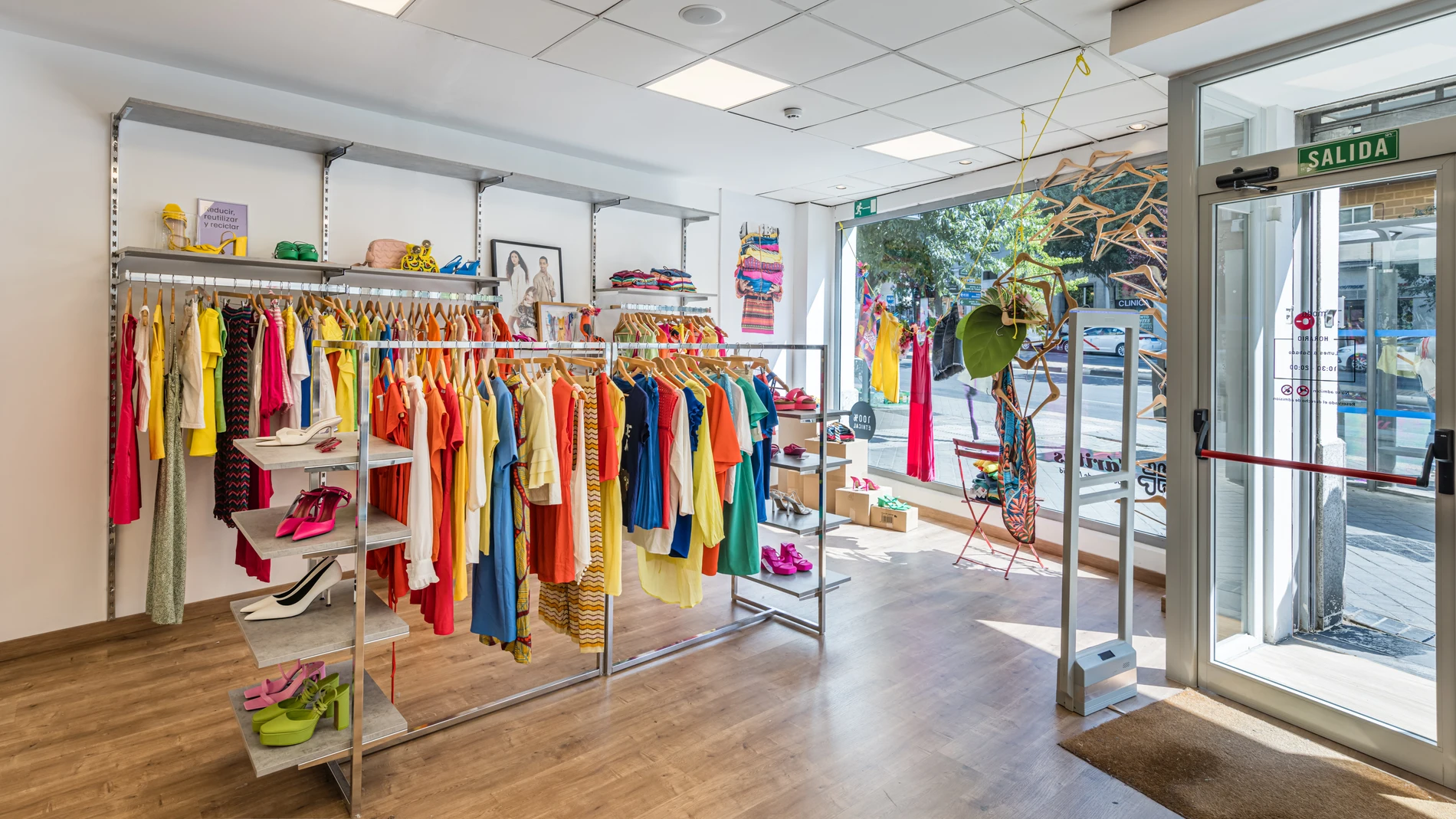 Vista del interior de una de las 170 tiendas de Moda Re en España