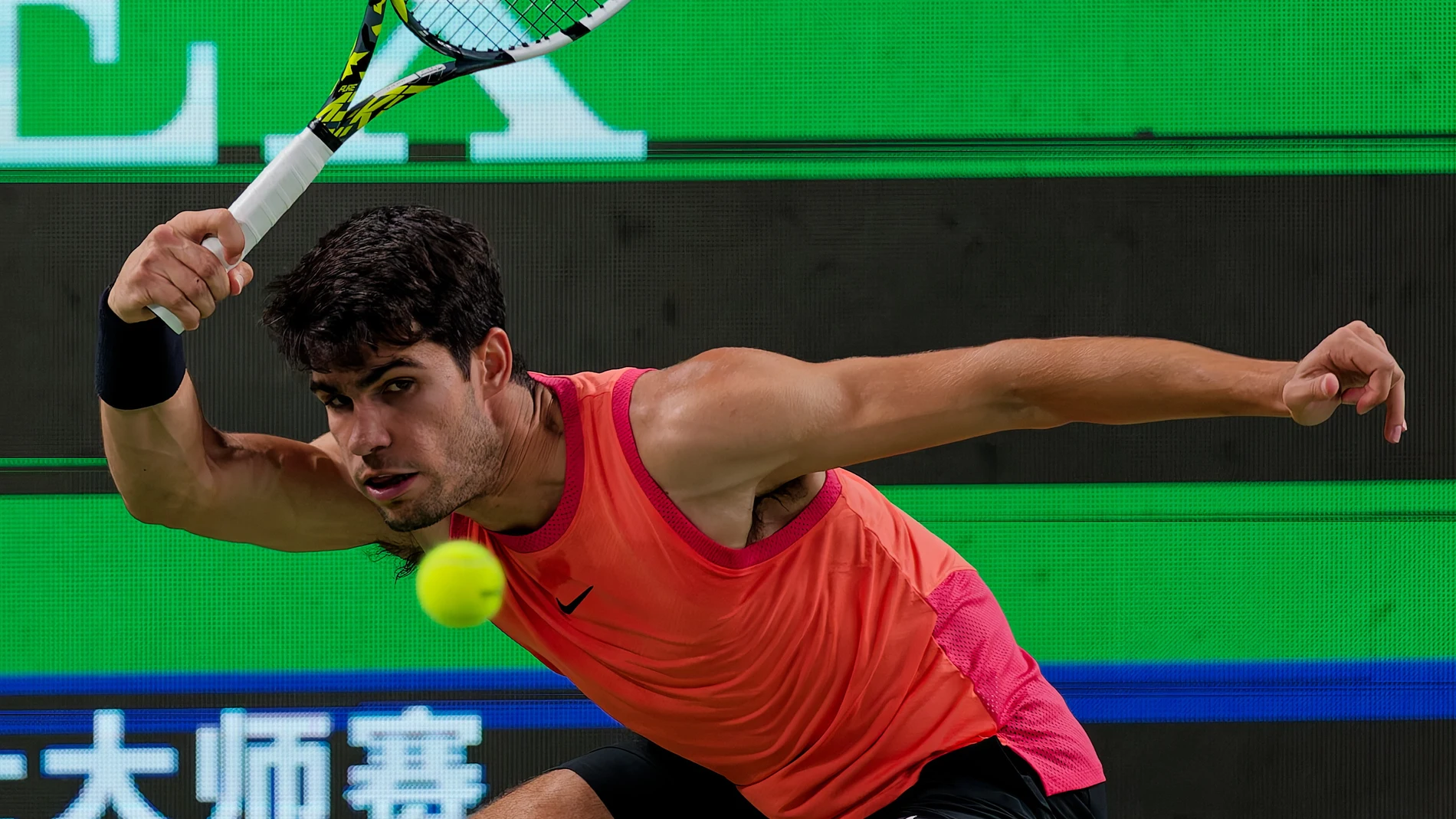 Shanghai (China), 10/10/2024.- Carlos Alcaraz of Spain in action during his Men's Singles quarter-final match against Tomas Machac of Czechia at the Shanghai Masters tennis tournament in Shanghai, China, 10 October 2024. (Tenis, España) EFE/EPA/ALEX PLAVEVSKI