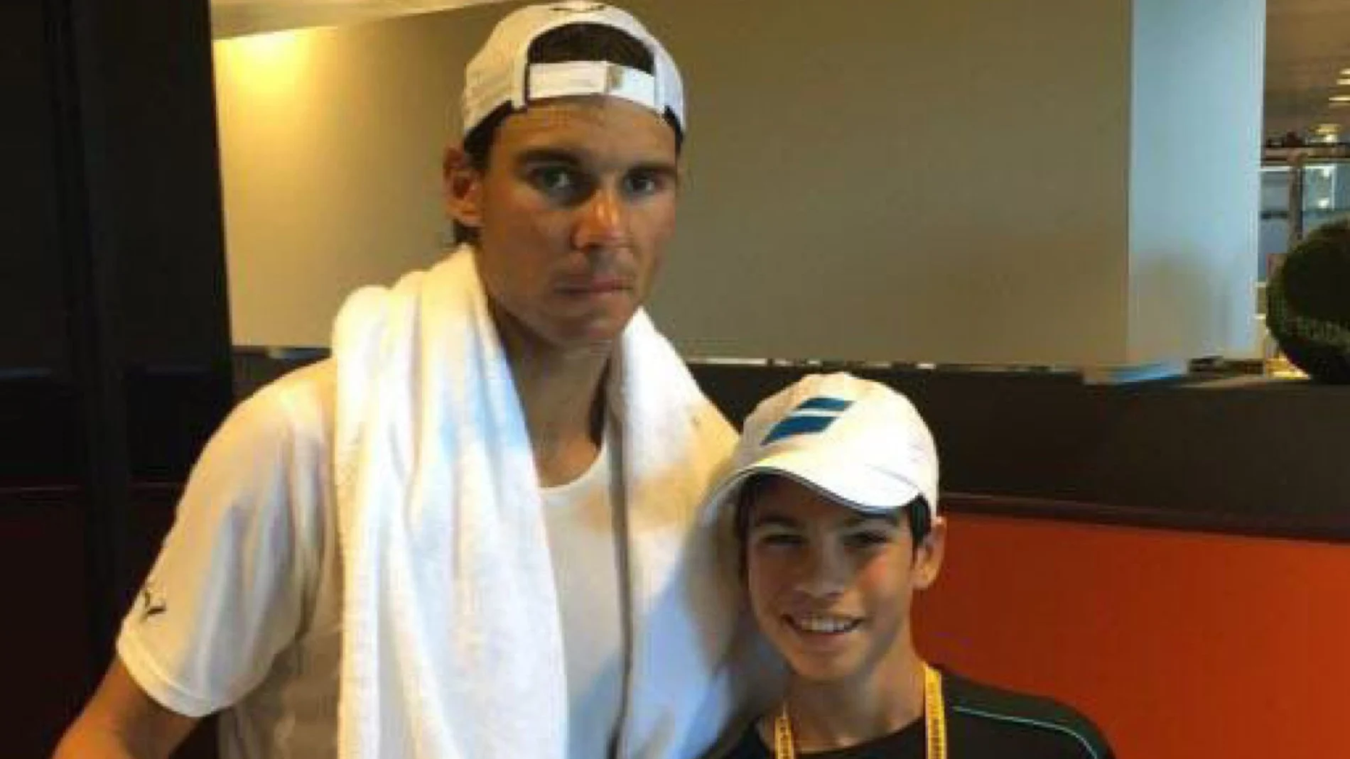 Rafa Nadal posa con un joven Carlos Alcaraz