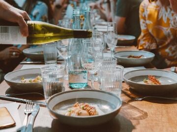El gesto en la mesa que se considera de mala educaci&oacute;n y muchos hacen, seg&uacute;n los expertos en protocolo