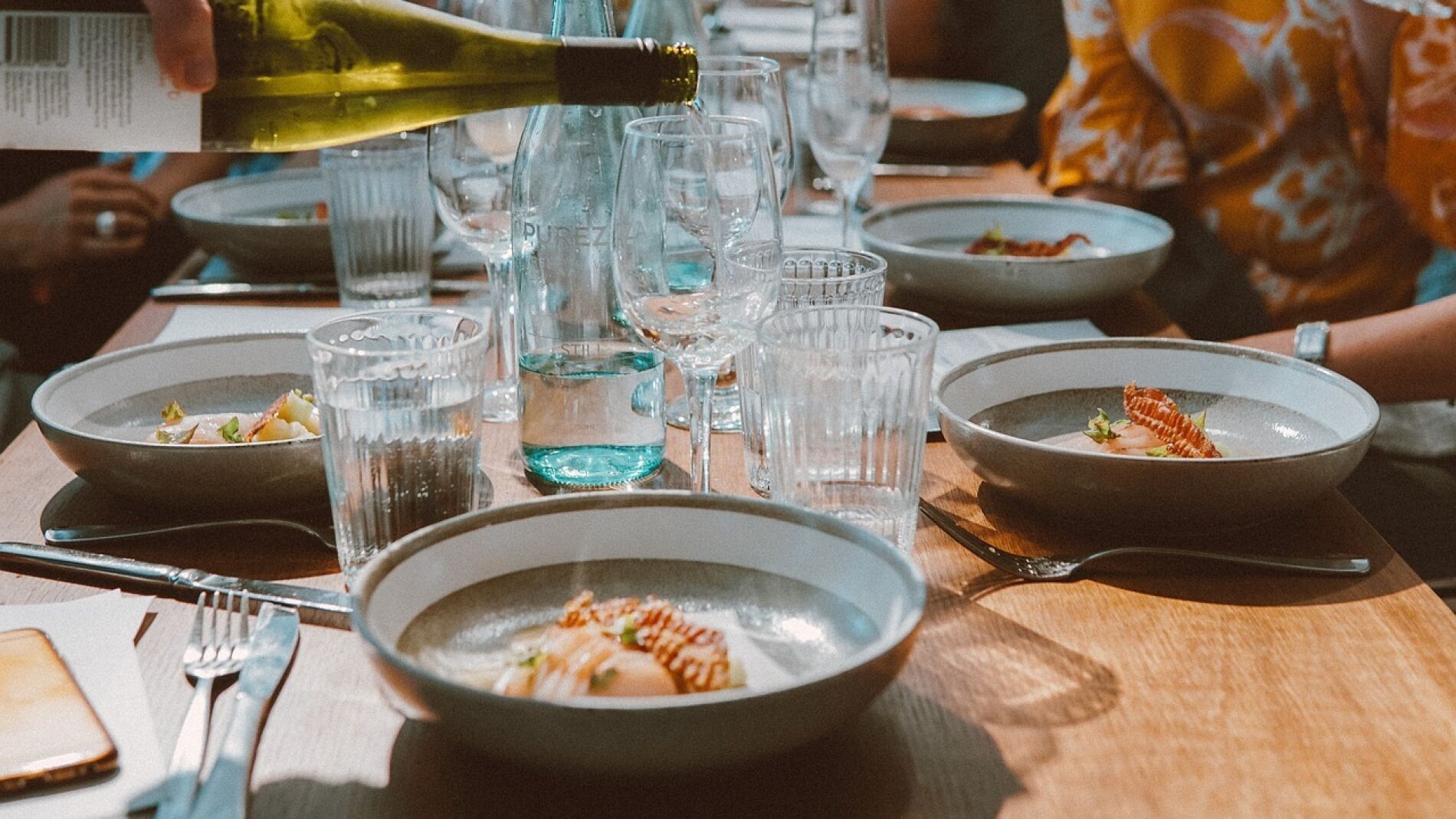 El gesto en la mesa que se considera de mala educación y muchos hacen, según los expertos en protocolo