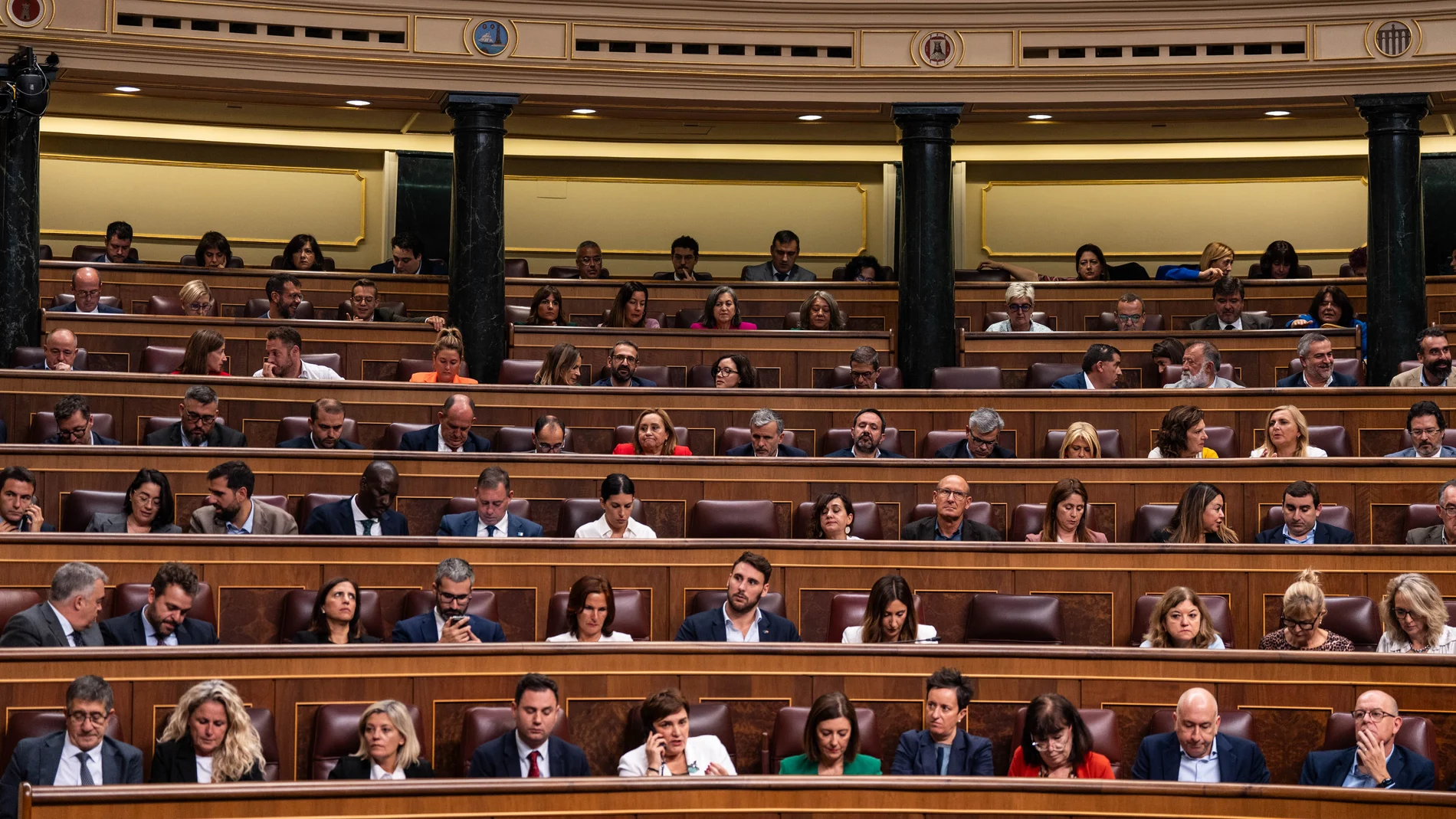 Una sesión plenaria, en el Congreso de los Diputados, a 10 de octubre de 2024, en Madrid (España). El Pleno del Congreso debate y vota el dictamen aprobado por la Comisión de Derechos Sociales y Consumo y las enmiendas mantenidas por los grupos respecto a la Proposición de Ley para mejorar la calidad de vida de personas con ELA y otras enfermedades o procesos neurológicos de alta complejidad y curso irreversible.10 OCTUBRE 2024;ELA;ESCLEROSIS;LEY;APROBADA;CONGRESOMatias Chiofalo / Europa ...