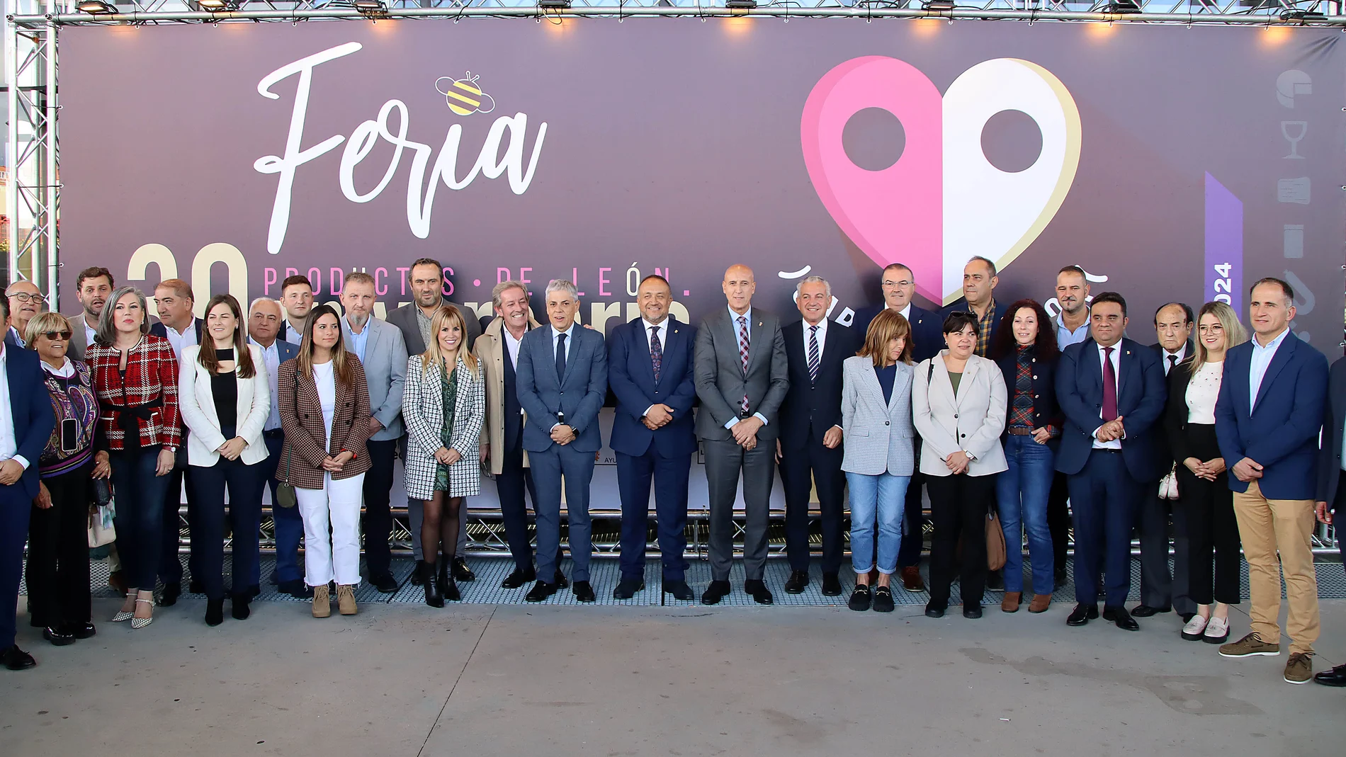 Foto de familia de las autoridades en la Feria de los Productos de León