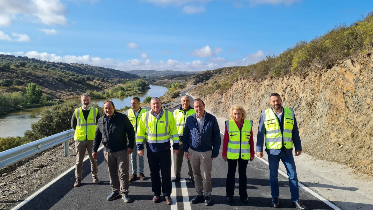 El presidente de la Diputación de Zamora, Javier Faúndez, visita las obras en una carretera provincial