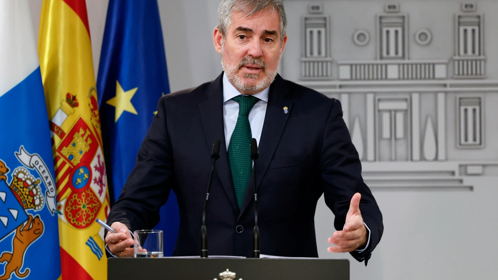 MADRID, 10/10/2024.- El presidente de Canarias, Fernando Clavijo, da una rueda de prensa tras la reunión mantenida con el presidente del Gobierno, Pedro Sánchez, este jueves, en el Palacio de la Moncloa, en el marco de la ronda de contactos abierta con todos los presidente autonómicos. EFE/ Chema Moya