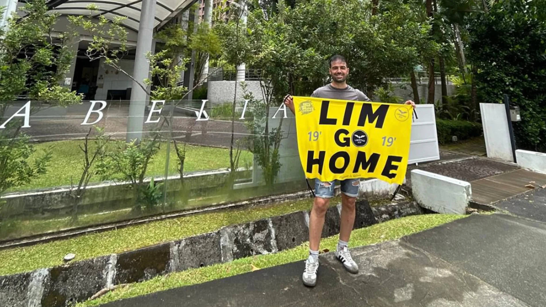 Dani Cuesta en frente del hotel de Peter Lim