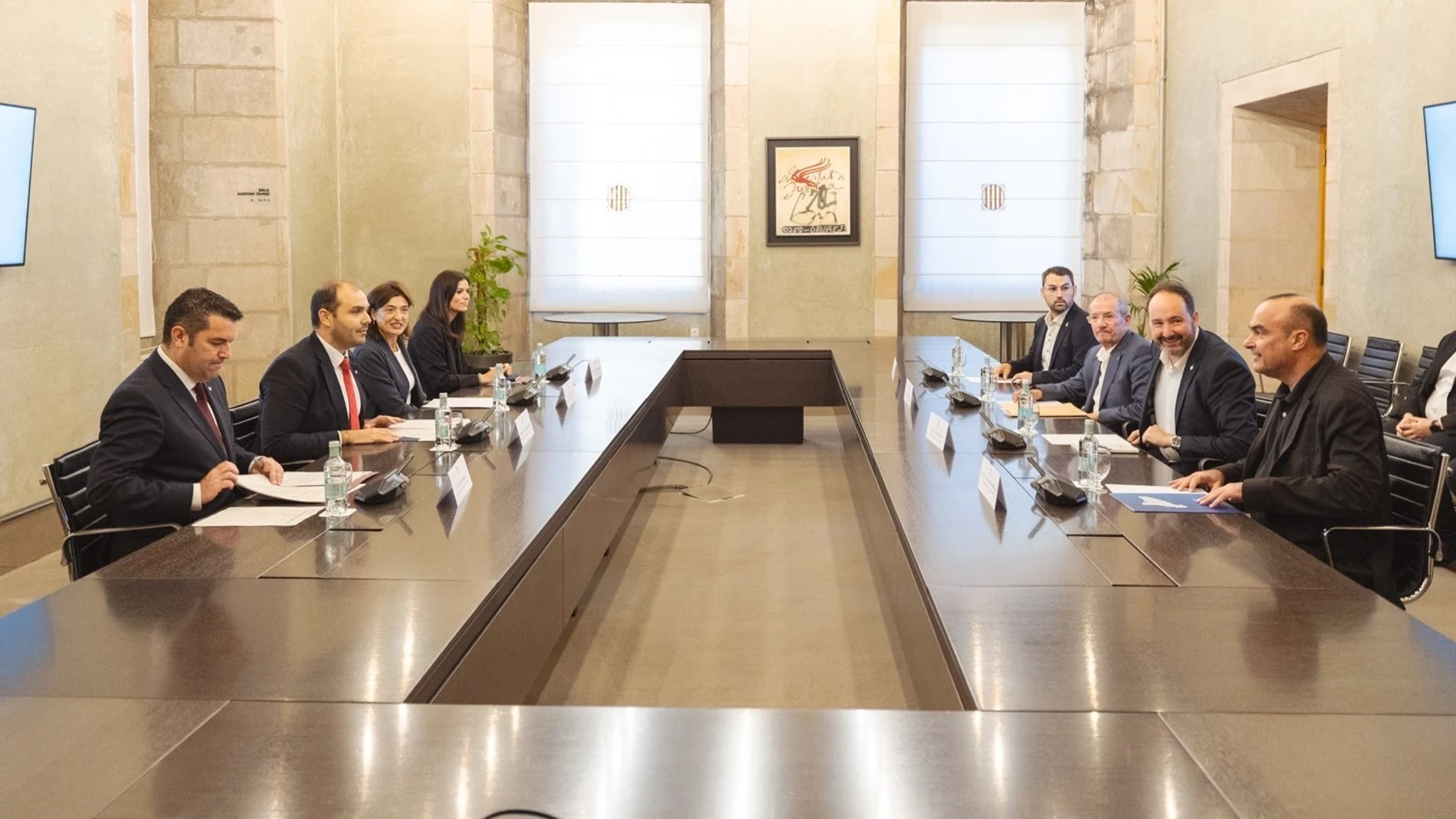 El conseller de la Presidencia de la Generalitat, Albert Dalmau, y las entidades municipalistas impulsoras del proyecto de ley del Estatut de Municipis Rurals se reúnen en el Palau de la Generalitat. REMITIDA / HANDOUT por GOVERN Fotografía remitida a medios de comunicación exclusivamente para ilustrar la noticia a la que hace referencia la imagen, y citando la procedencia de la imagen en la firma 10/10/2024