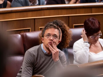 El diputado de Sumar y l&iacute;der de M&aacute;s Pa&iacute;s, I&ntilde;igo Errej&oacute;n, durante una sesi&oacute;n plenaria, en el Congreso de los Diputados, a 10 de octubre de 2024, en Madrid (Espa&ntilde;a). El Pleno del Congreso debate y vota el dictamen aprobado por la Comisi&oacute;n de Derechos Sociales y Consumo y las enmiendas mantenidas por los grupos respecto a la Proposici&oacute;n de Ley para mejorar la calidad de vida de personas con ELA y otras enfermedades o procesos neurol&oacute;gicos de alta complejidad y curso irreversible. 10 OCTUBRE 202...