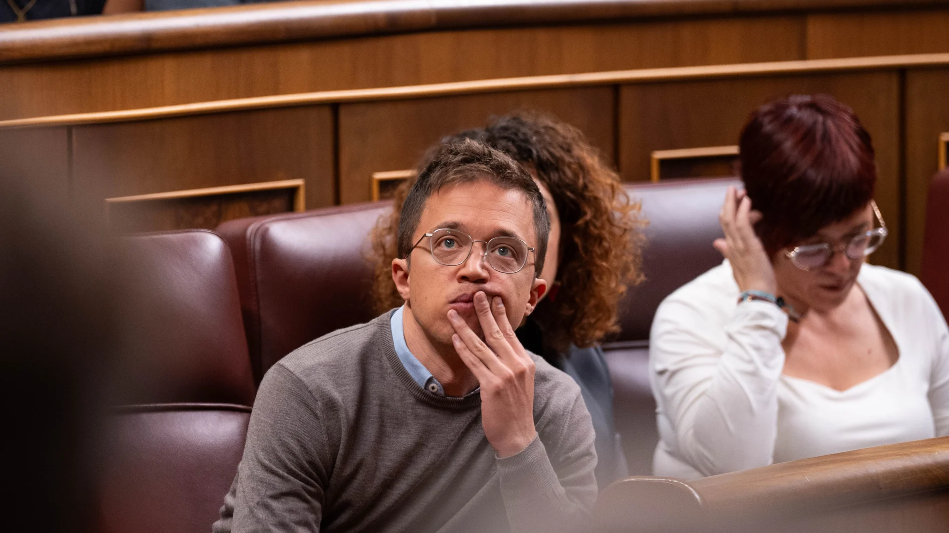 El diputado de Sumar y líder de Más País, Iñigo Errejón, durante una sesión plenaria, en el Congreso de los Diputados, a 10 de octubre de 2024, en Madrid (España). El Pleno del Congreso debate y vota el dictamen aprobado por la Comisión de Derechos Sociales y Consumo y las enmiendas mantenidas por los grupos respecto a la Proposición de Ley para mejorar la calidad de vida de personas con ELA y otras enfermedades o procesos neurológicos de alta complejidad y curso irreversible. 10 OCTUBRE 202...
