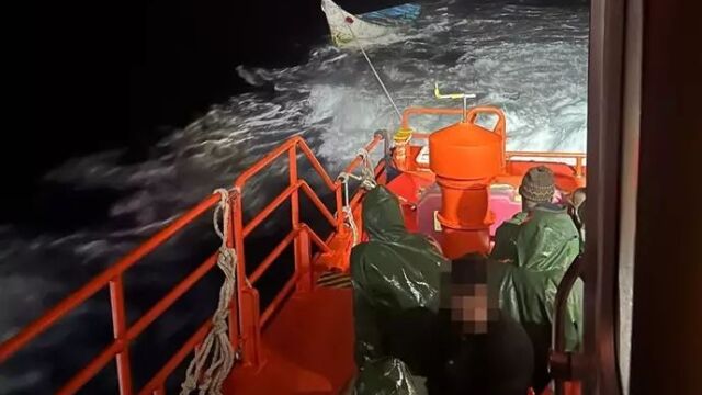 Uno de los rescates de una patera realizados por Salvamento Marítimo en aguas de Canarias