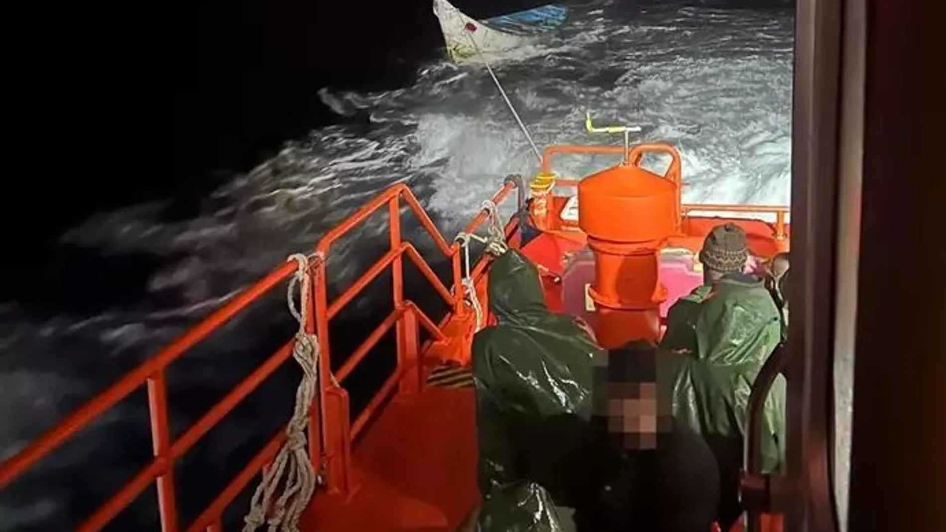 Uno de los rescates de una patera realizados por Salvamento Marítimo en aguas de Canarias
