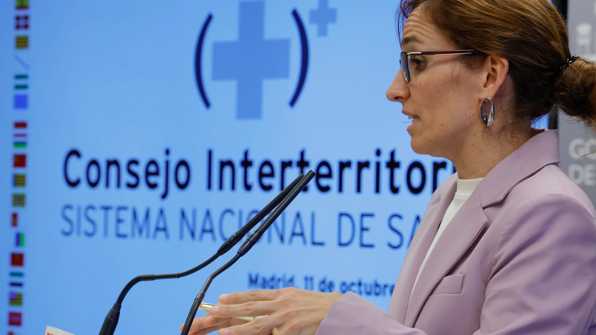 La ministra de Sanidad, Mónica García, durante la rueda de prensa tras el Consejo Interterritorial de Salud, que trató la propuesta del Ministerio de medidas homogéneas ante la nueva temporada de infecciones respiratorias, además del anteproyecto de ley de alcohol y menores o la inclusión de la especialidad de Urgencias y Emergencia en la convocatoria MIR de 2025. EFE/ Zipi Aragón