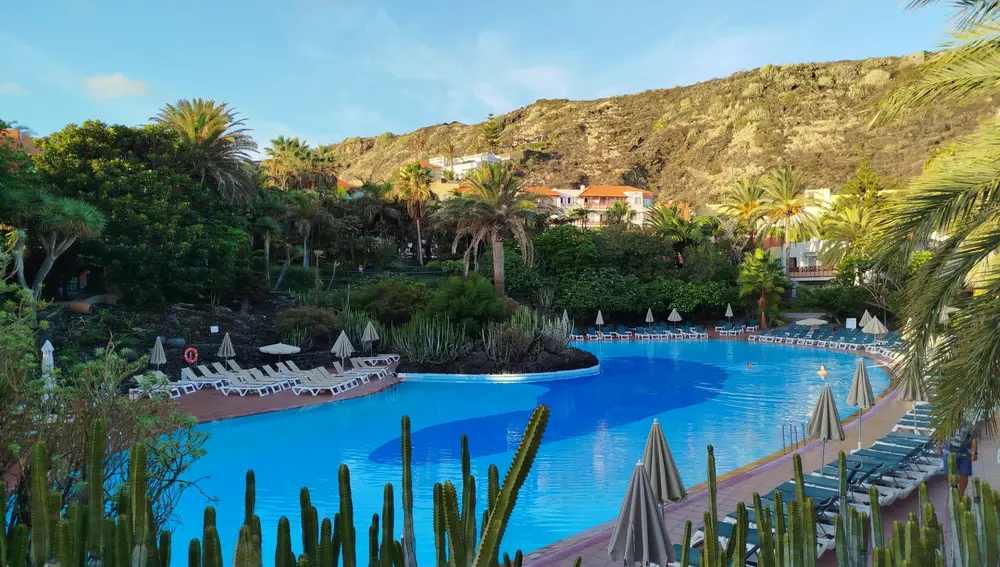 Disfrutar de un relajante baño en esta gran piscina, rodeada por el verdor y frondosidad del jardín, es todo un lujo