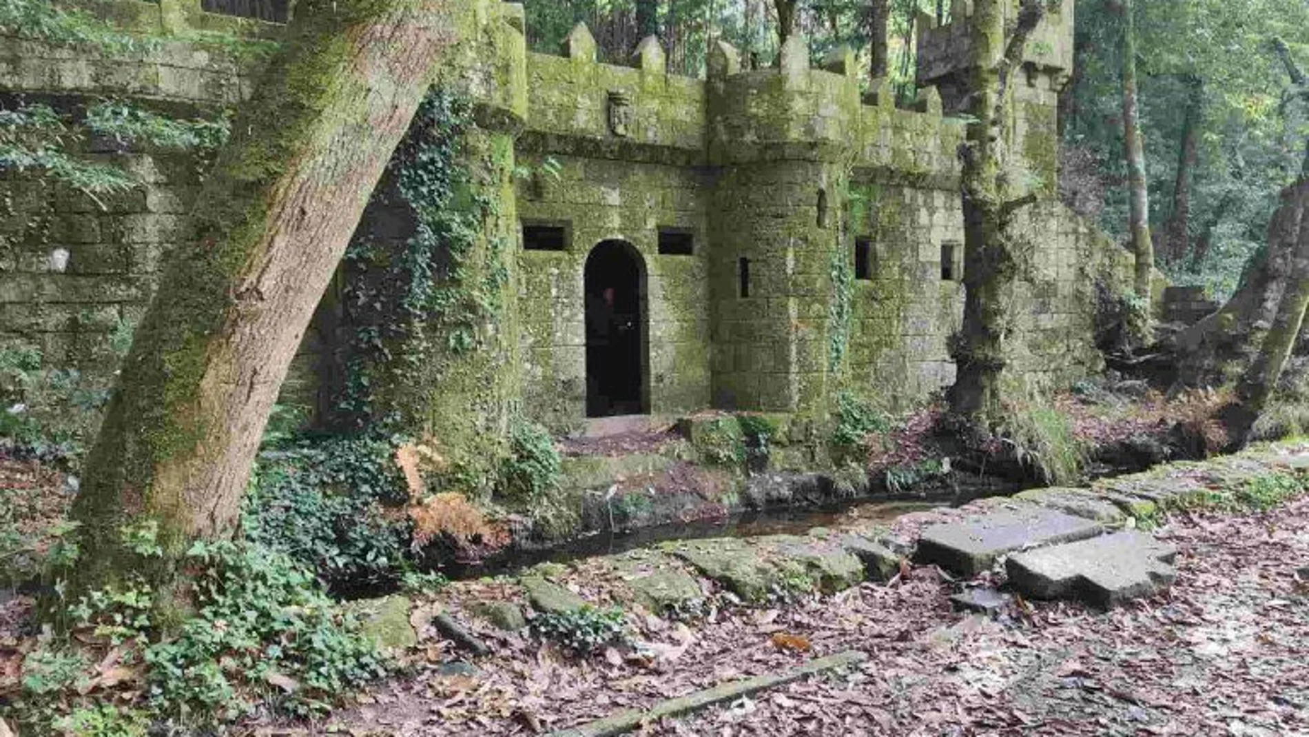 Castillo del bosque encantado de Aldán (Pontevedra).