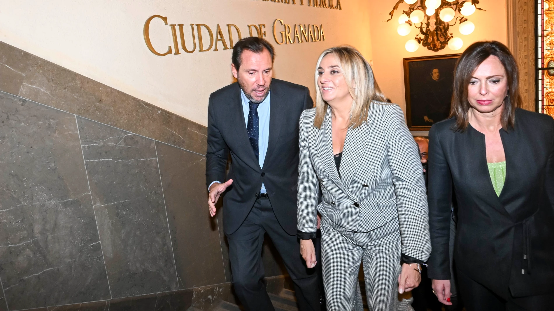 El ministro de Transportes, Óscar Puente (i), junto a la alcaldesa de Granada, Marifrán Carazo, y la consejera de Fomento, Rocío Díaz