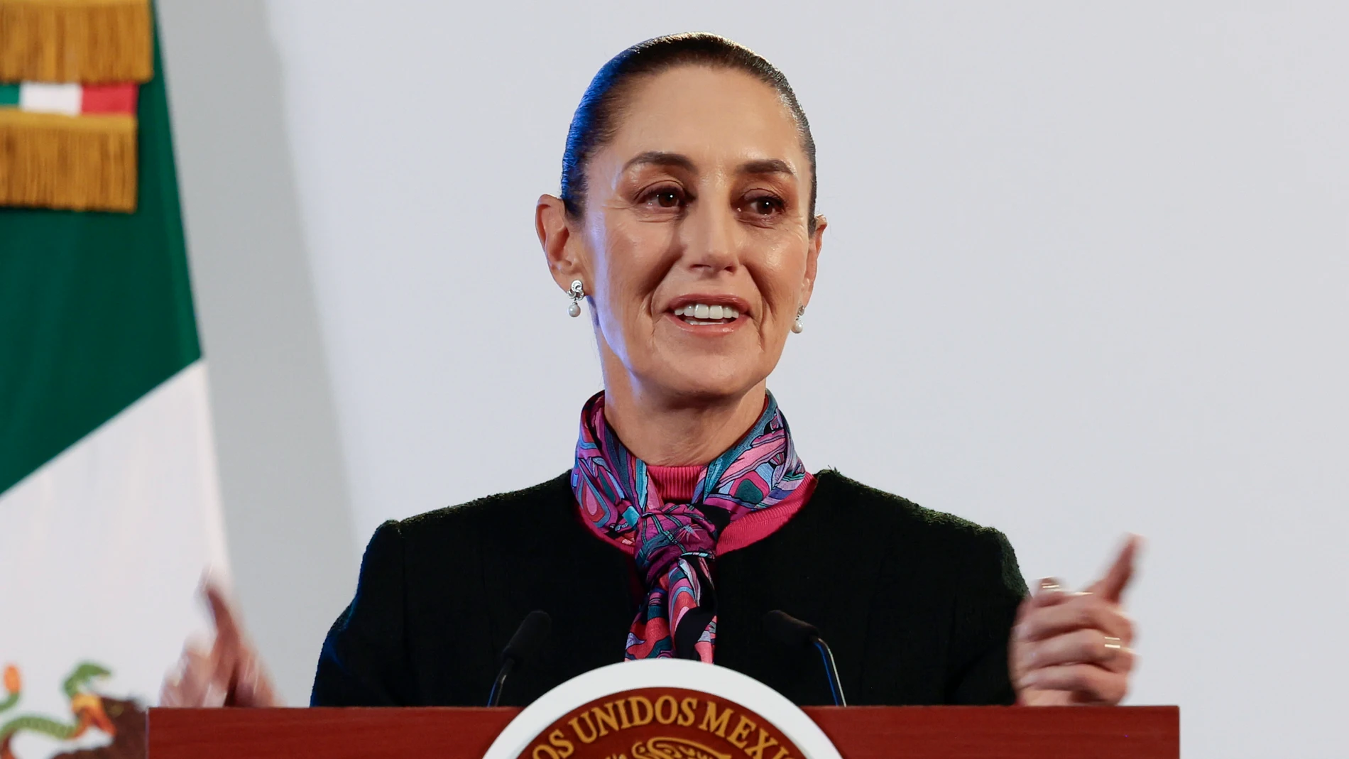 MEX1754. CIUDAD DE MÉXICO (MÉXICO), 11/10/2024.- La presidenta de México, Claudia Sheinbaum, habla durante una conferencia de prensa este viernes, en el Palacio Nacional de la Ciudad de México (México). Sheinbaum animó a España a usar el 12 de octubre, que en el país latinoamericano se conmemora ahora como el Día de la Resistencia Indígena, para comenzar con la disculpa pública a los pueblos originarios mexicanos por los abusos de la conquista. EFE/ José Méndez