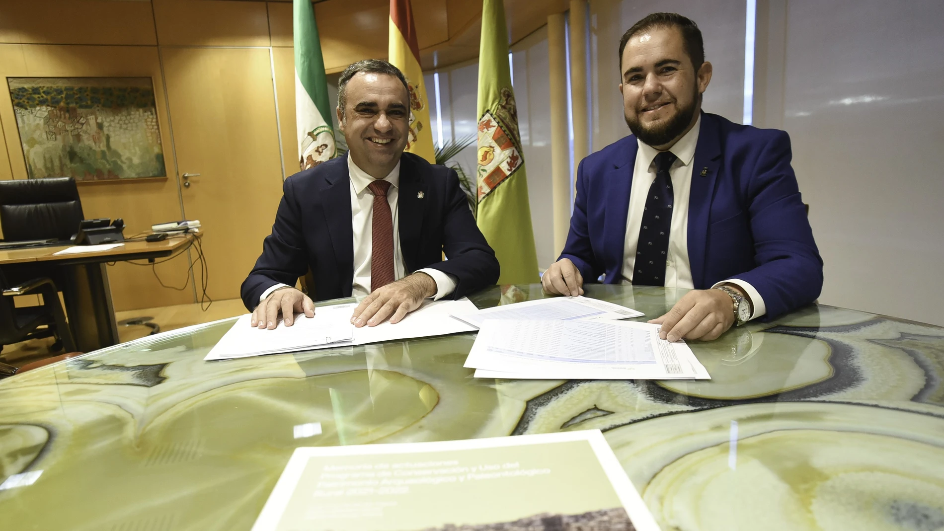 El presidente de la Diputación de Granada, Francis Rodríguez (a la izquierda)