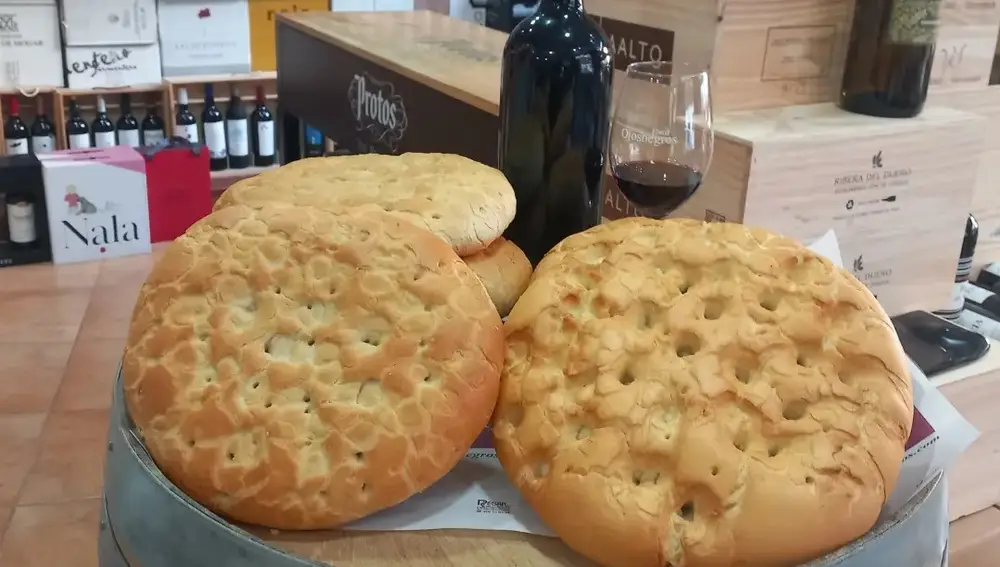 Pan de coscoja de la Panadería Cáceres y torta de la panificadora de Peñafiel que se oferta en Vinos Ojosnegros