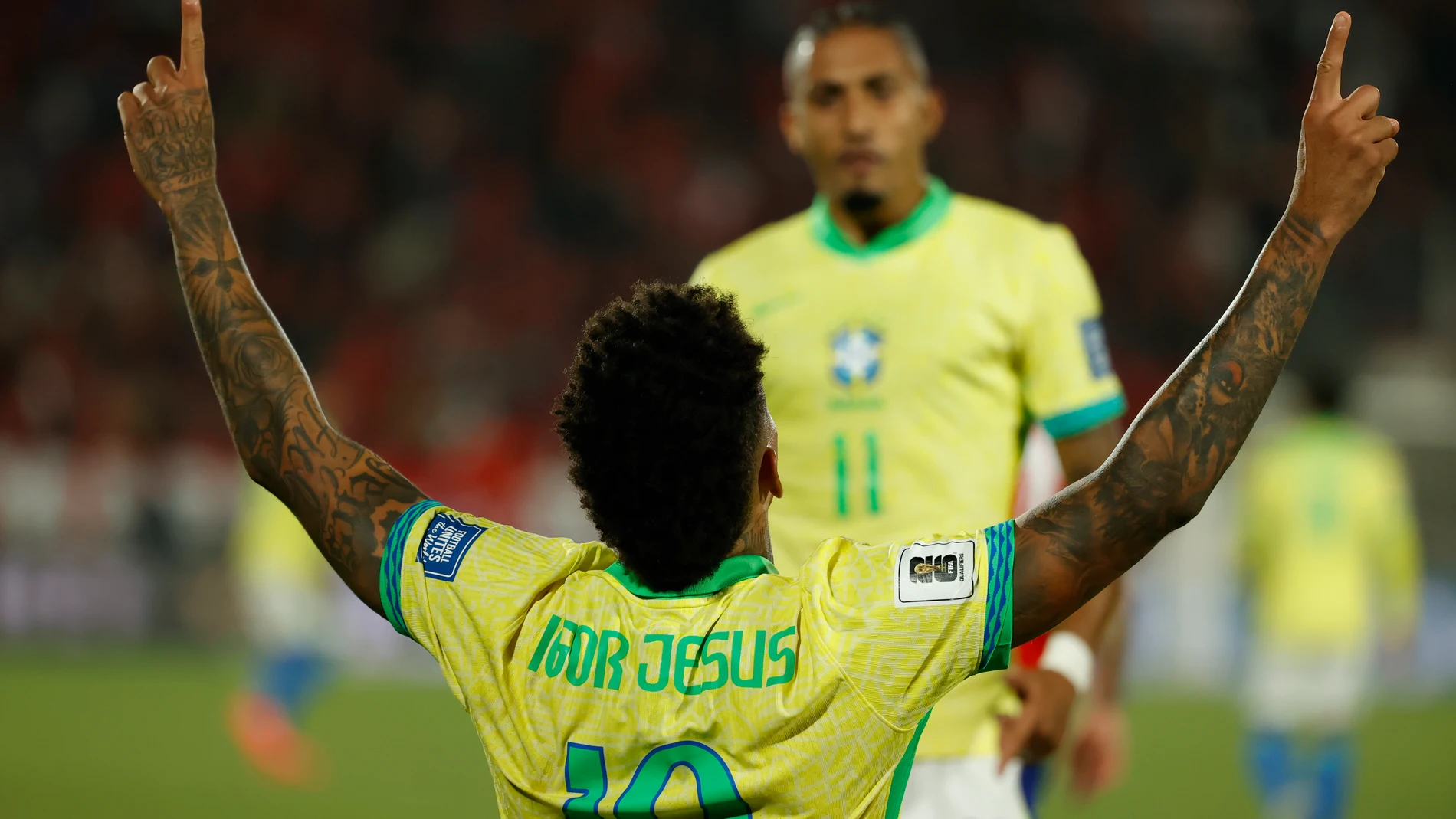 Igor Jesus celebra su primer gol con Brasil