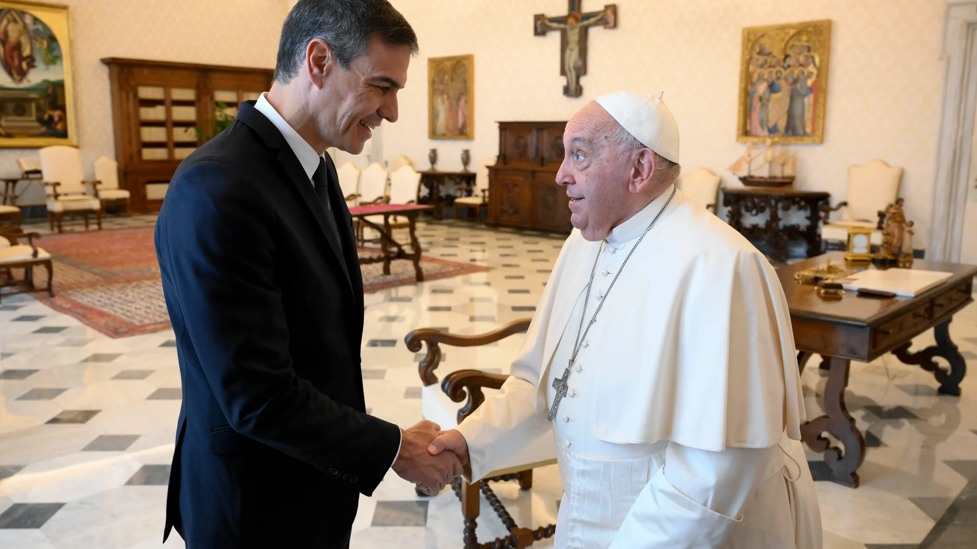 El presidente del Gobierno, Pedro Sánchez (i), es recibido en audiencia por el Papa Francisco (d), en la Biblioteca Apostólica del Vaticano, a 11 de octubre de 2024, en Ciudad del Vaticano (Ciudad del Vaticano). Durante el encuentro, han abordado los esfuerzos comunes en favor de la paz en Oriente Próximo y la crisis migratoria en las Islas Canarias, entre otros asuntos. La audiencia del Papa con Sánchez es la segunda, ya que el pontífice recibió al presidente del Gobierno en 2020. REMITIDA ...
