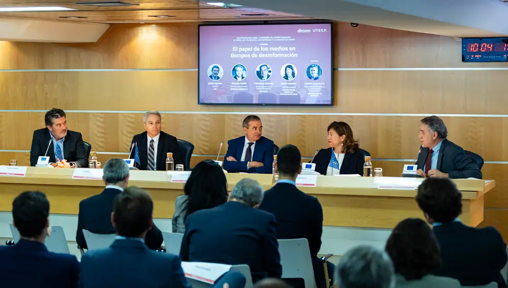 Vicente Vallés, Francisco Moreno e Irene Lanzaco, en la jornada de Uteca y Dircom