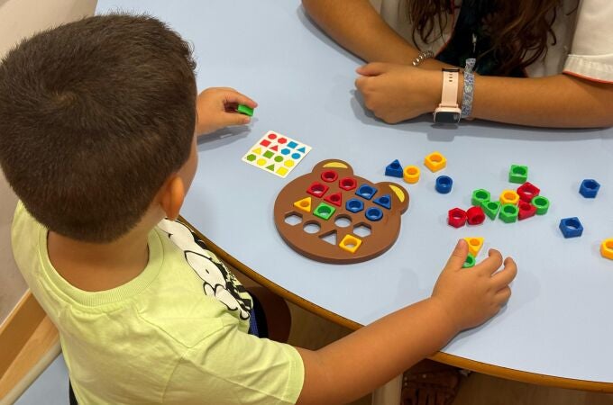 Niño jugando en guardería