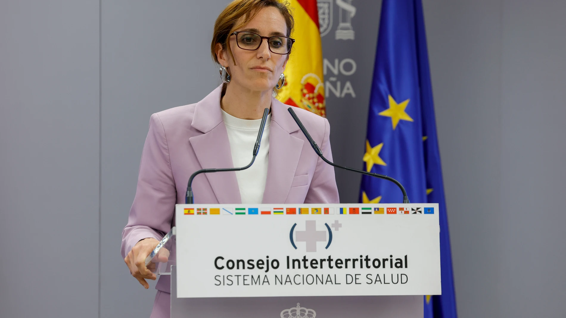MADRID, 11/10/2024.- La ministra de Sanidad, Mónica García, durante la rueda de prensa tras el Consejo Interterritorial de Salud, que trató la propuesta del Ministerio de medidas homogéneas ante la nueva temporada de infecciones respiratorias, además del anteproyecto de ley de alcohol y menores o la inclusión de la especialidad de Urgencias y Emergencia en la convocatoria MIR de 2025. EFE/ Zipi Aragón
