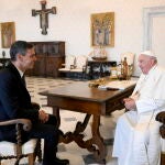 El Papa Francisco, en diálogo con Pedro Sánchez este viernes en el Vaticano