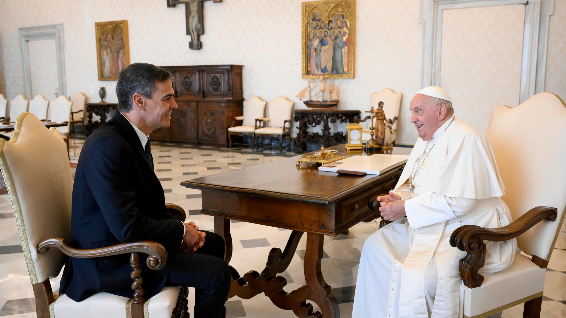 El Papa Francisco, en diálogo con Pedro Sánchez este viernes en el Vaticano