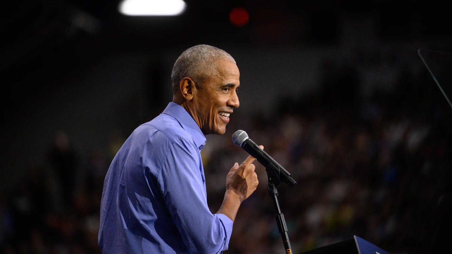 Pittsburgh (United States), 10/10/2024.- Former US President Barack Obama greets people at a campaign event for Vice President and Democratic presidential nominee Kamala Harris at the University of Pittsburgh's Fitzgerald Field House in Pittsburgh, Pennsylvania, USA, 10 October 2024. Obama will continue to campaign for Harris in battleground states until the presidential election on 05 November. EFE/EPA/JUSTIN MERRIMAN