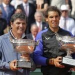 Toni Nadal, junto a su sobrino Rafael, en Roland Garros