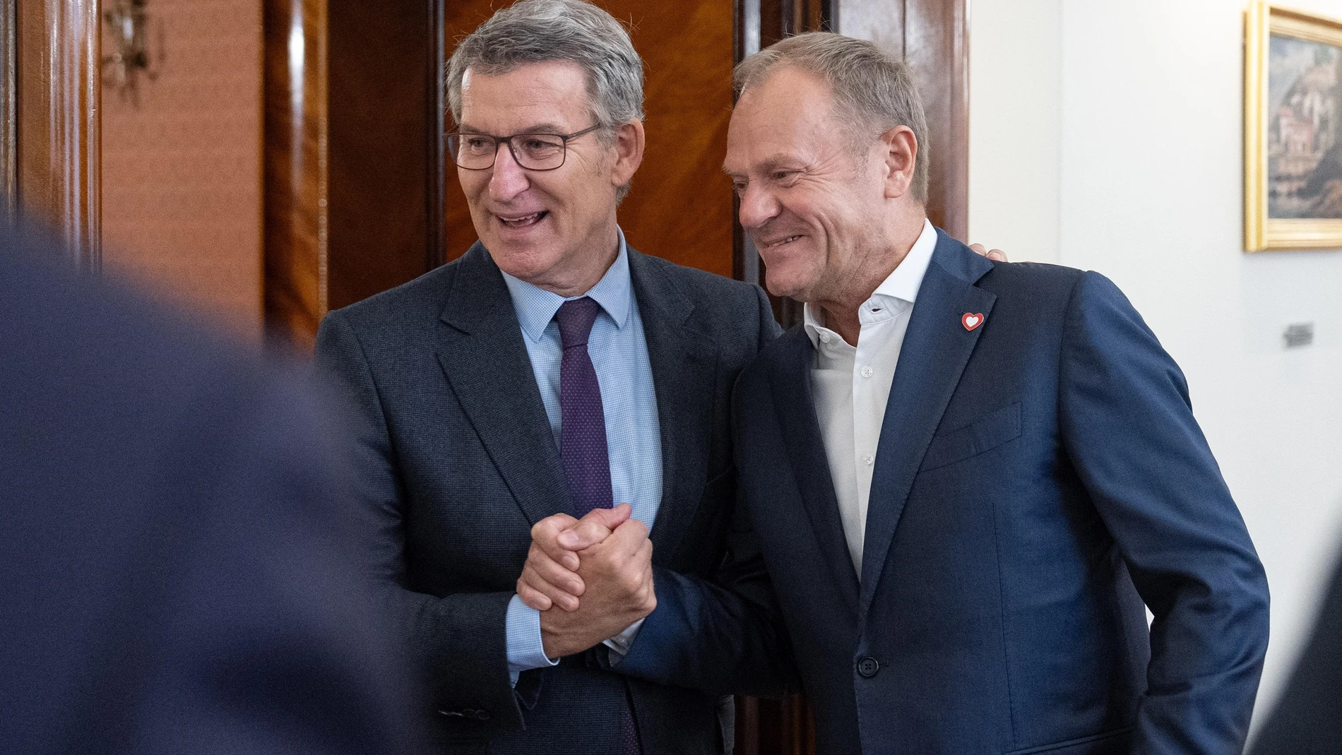 El líder del PP, Alberto Nuñez Feijóo, se reúne con el primer ministro de Polonia, Donald Tusk. REMITIDA / HANDOUT por DIEGO PUERTA (PP) Fotografía remitida a medios de comunicación exclusivamente para ilustrar la noticia a la que hace referencia la imagen, y citando la procedencia de la imagen en la firma 11/10/2024