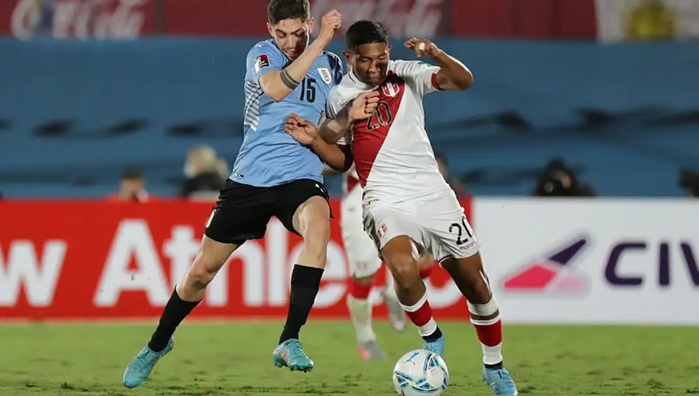 Valverde pelea por el balón, Uruguay.