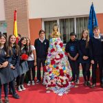 Alumnos del Colegio Virgen Niña de Valladolid durante la ofrenda floral y el homenaje a la bandera