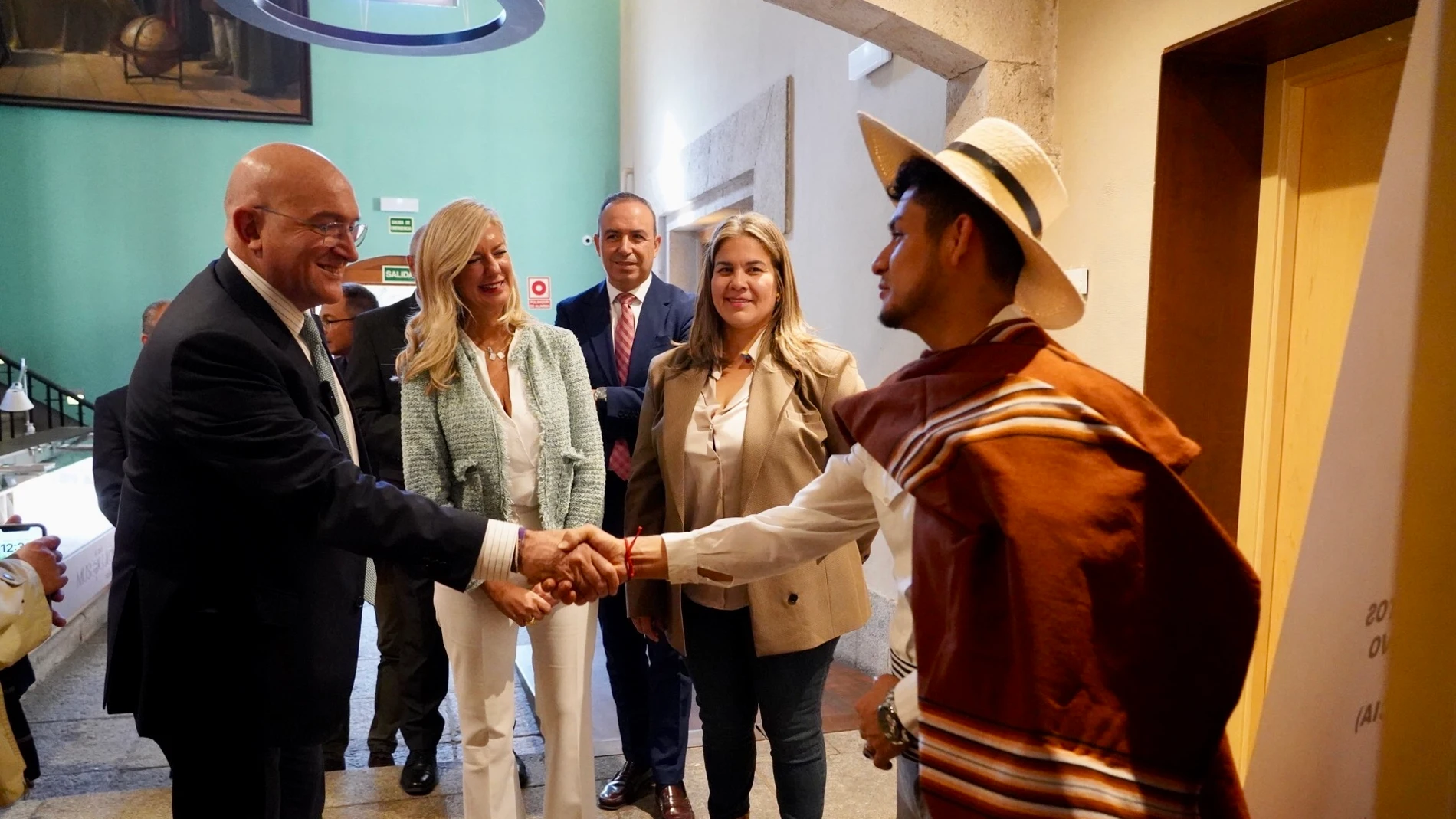 Carnero saluda a un joven hispanoamericano durante su visita a la Casa Museo Colón